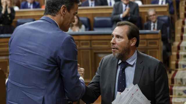 Pedro Sánchez saluda a Óscar Puente (PSOE) en la sesión de investidura.