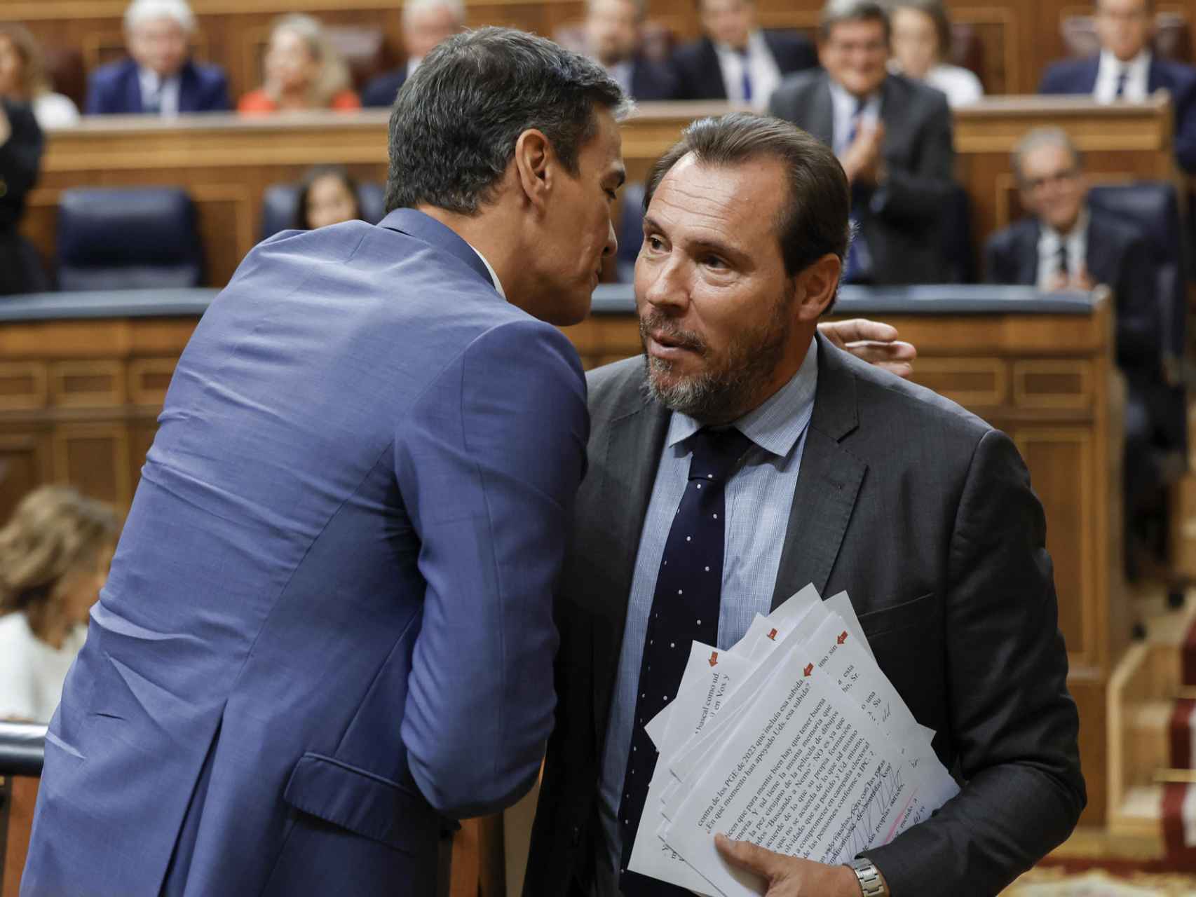Óscar Puente y Pedro Sánchez se saludan este martes tras la intervención en el debate de investidura de Feijóo.