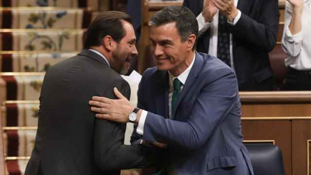 Óscar Puente y Pedro Sánchez se felicitan, tras el discurso del vallisoletano en respuesta a Feijóo.