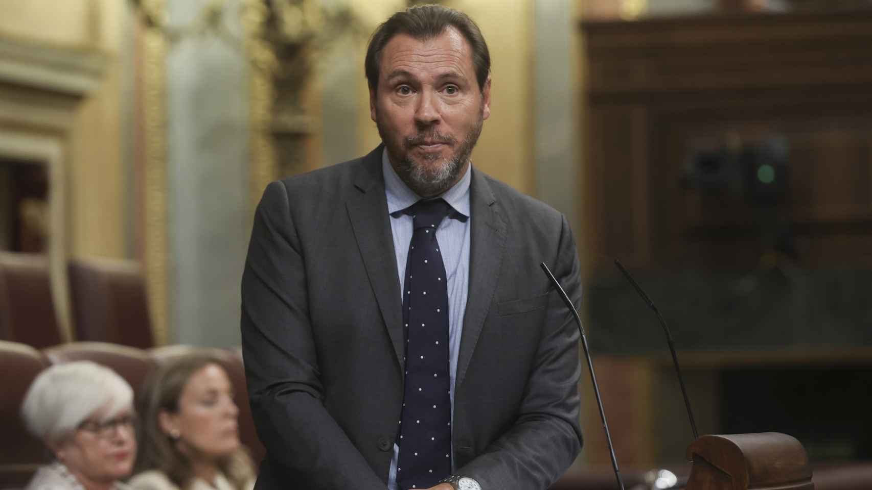 Óscar Puente, portavoz del PSOE en la investidura de Alberto Núñez Feijóo, desde la tribuna.