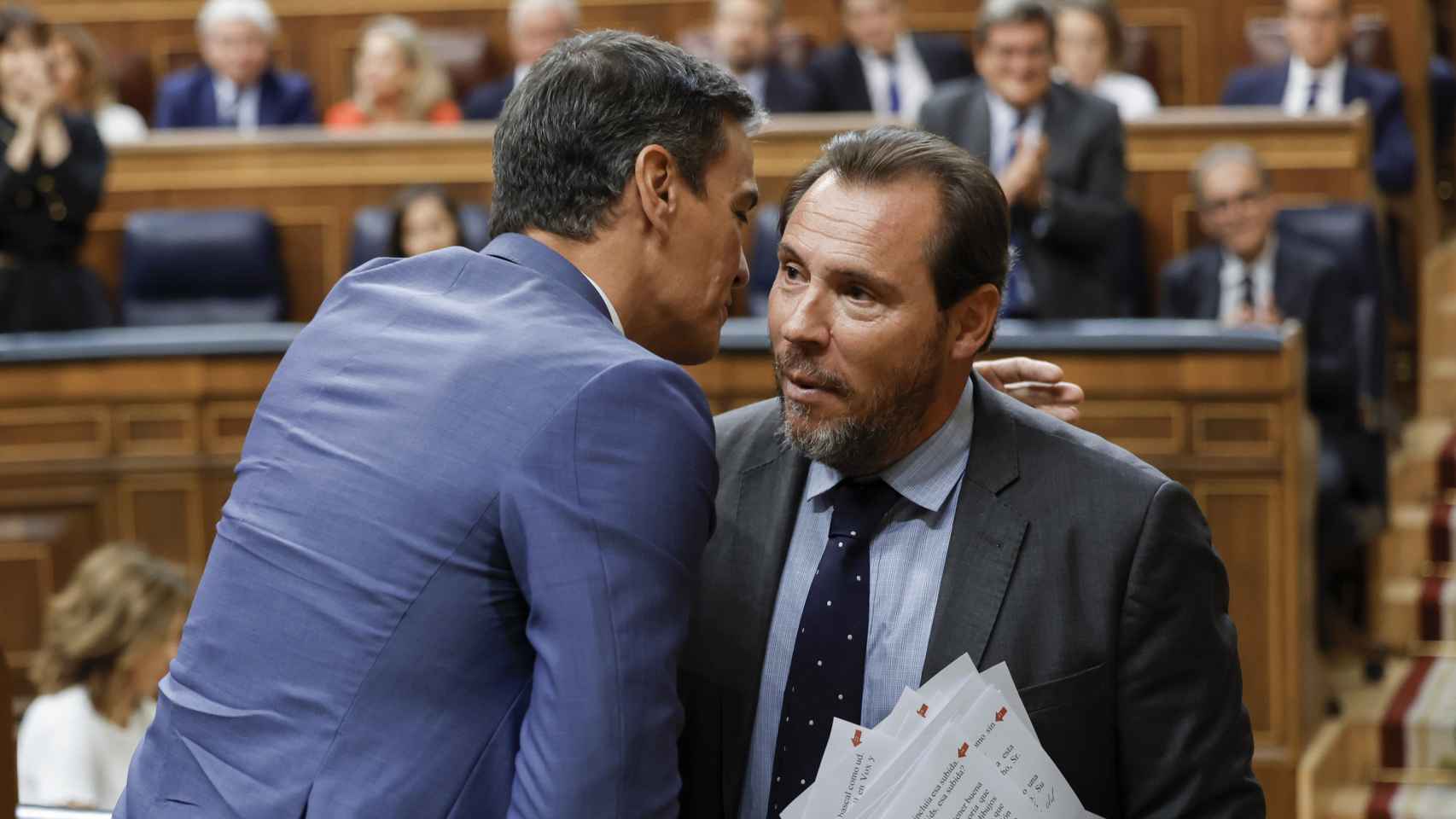 Pedro Sánchez felicita cariñoso a Óscar Puente, portavoz del PSOE en la investidura de Feijóo.