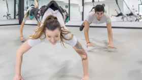 Una pareja en el gimnasio realizando 'Bungee Fitness'.
