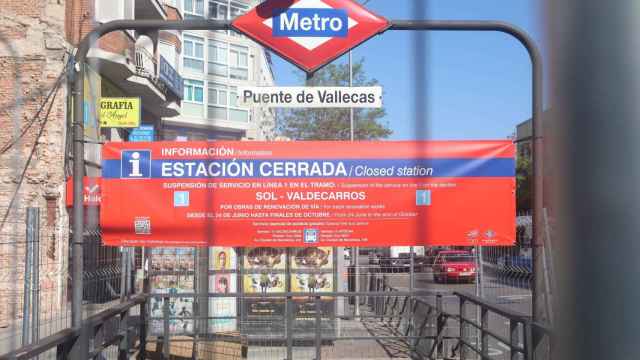 Entrada de la estación de Metro Puente de Vallecas cerrada por las obras de mejora de de la línea 1 Metro de Madrid.