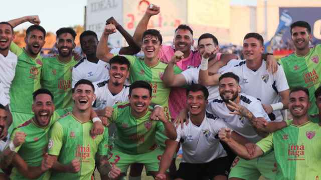 Los jugadores del Málaga CF celebra la victoria en Linares
