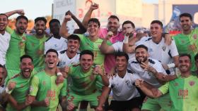 Los jugadores del Málaga CF celebra la victoria en Linares