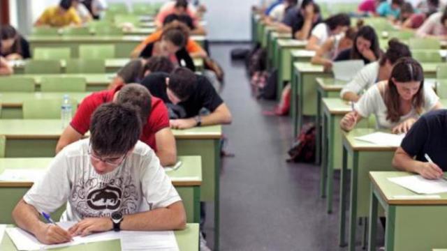 Estudiantes de la ESO durante una clase