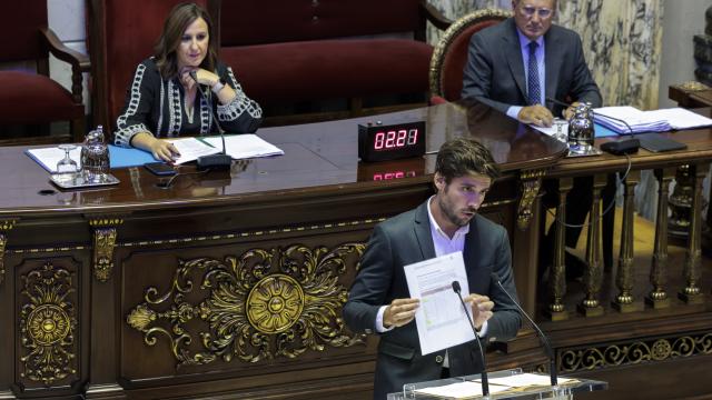 El concejal del grupo municipal popular, Juan Carlos Caballero, durante el pleno del Ayuntamiento de Valencia. Efe / Biel Aliño