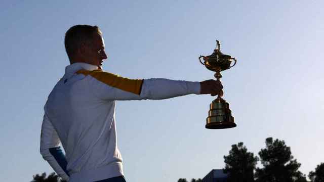 Foto del trofeo de la Ryder Cup sujetado por el capitán de Europa, Luke Donald.