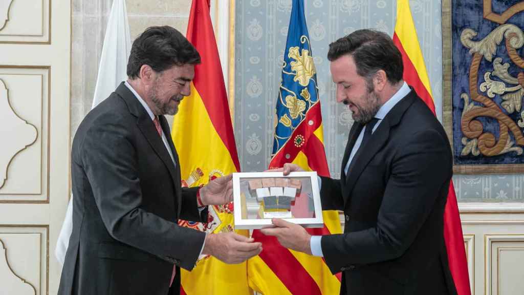Luis Barcala, alcalde de Alicante, y Pablo Ruz, alcalde de Elche, en la imagen protocolaria.