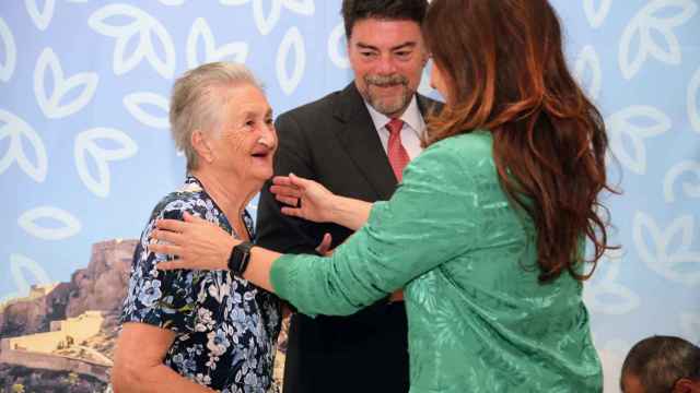 La concejal de Turismo, Ana Poquet, felicita a Gloria Ruso  después de que el alcalde, Luis Barcala, le entregase el galardón.