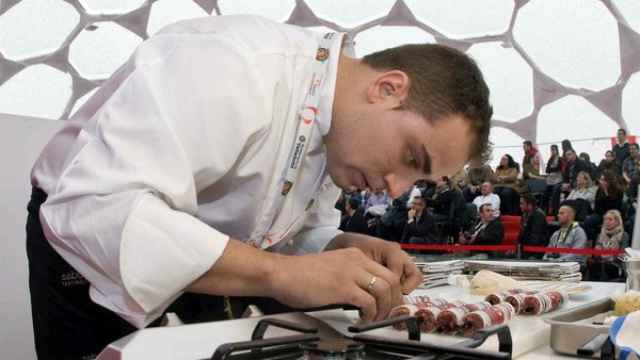 Un cocinero elaborando su pincho en un Concurso Nacional de hace años
