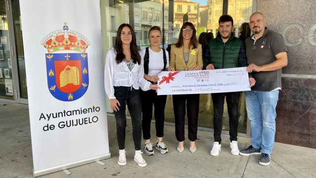 El Ayuntamiento entrega la recaudación del I Encuentro de Solidario de Cortadores de Jamón a AERSCYL