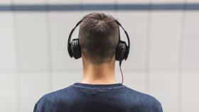 Imagen de archivo de un joven escuchando música.