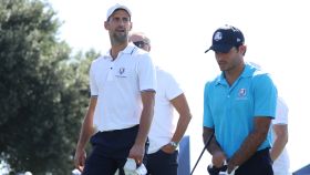 Novak Djokovic, junto a Carlos Sainz Jr. en el All Star Match  de la Ryder Cup.
