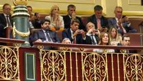 El presidente de la Región de Murcia, Fernando López Miras (1i), este martes, siguiendo el debate de investidura de Alberto Núñez Feijóo en el Congreso de los Diputados.