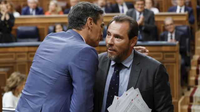 El diputado Óscar Puente dándole la mano a Pedro Sánchez tras su réplica a Feijóo este martes.