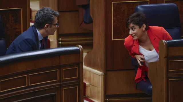 Isabel Rodríguez y Félix Bolaños conversan en el Congreso el pasado 21 de septiembre