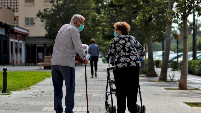 Imagen de dos jubilados paseando por la calle.