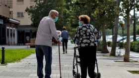 Imagen de dos jubilados paseando por la calle.