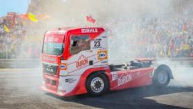 Camión de competición quemando rueda en el Circuito del Jarama – RACE.
