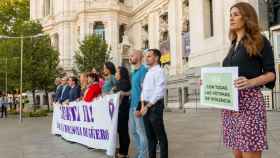 La concejal de Vox Carla Toscano exhibe una pancarta paralela en el minuto de silencio del Ayuntamiento de Madrid por el crimen machista de Villaverde, este martes.