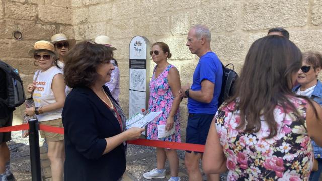 La presidenta del Comité de Empresa, Pepa Babot, repartiendo flyers en la puerta del Museo Picasso de Málaga.