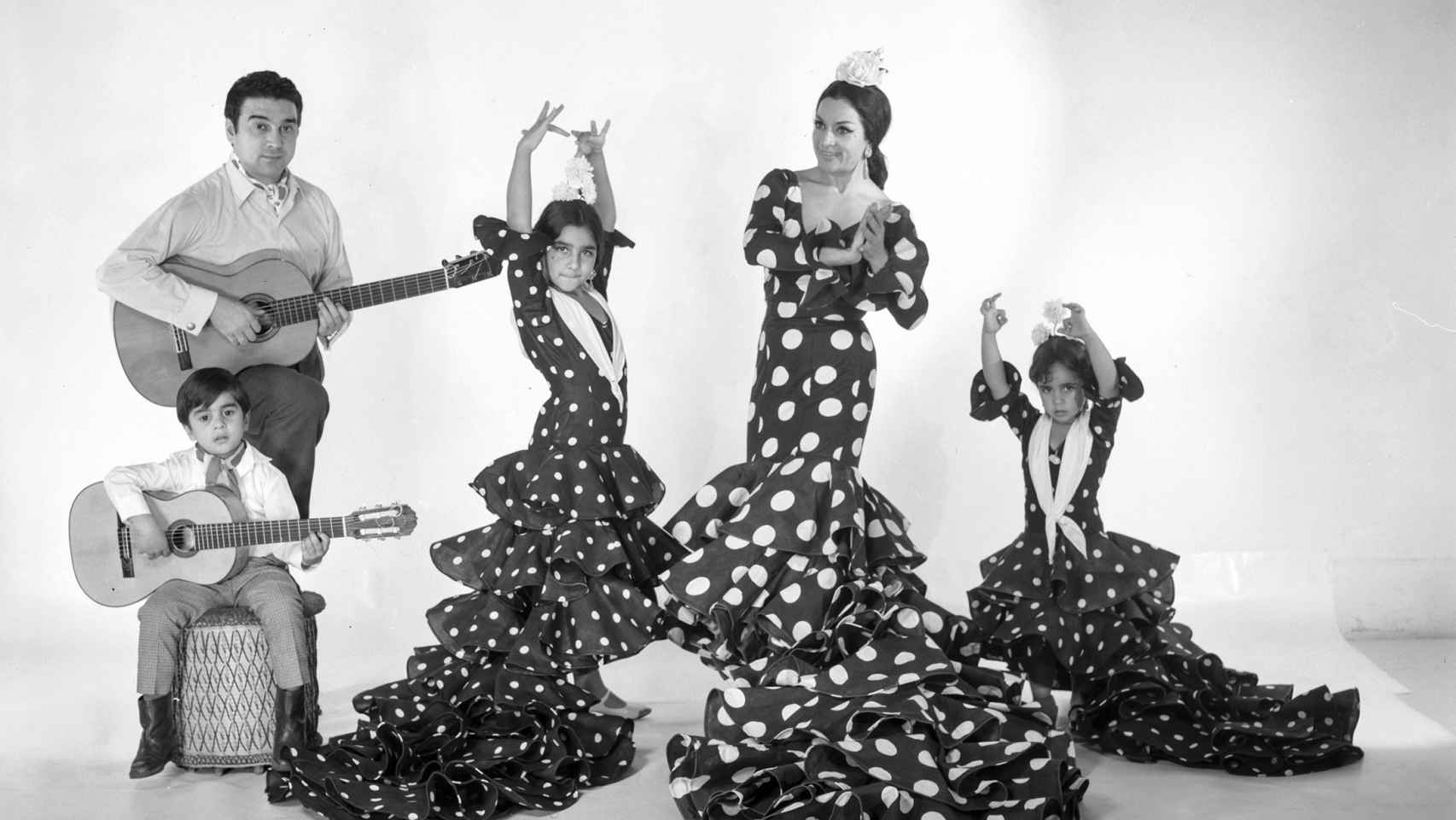 Fotografía de Lola Flores y Antonio González, “El Pescaílla”, con Lolita, Antonio y Rosario realizada en 1966. Pertenece al Archivo del fotógrafo Vicente Ibáñez, cuyos fondos se conservan en la BNE.