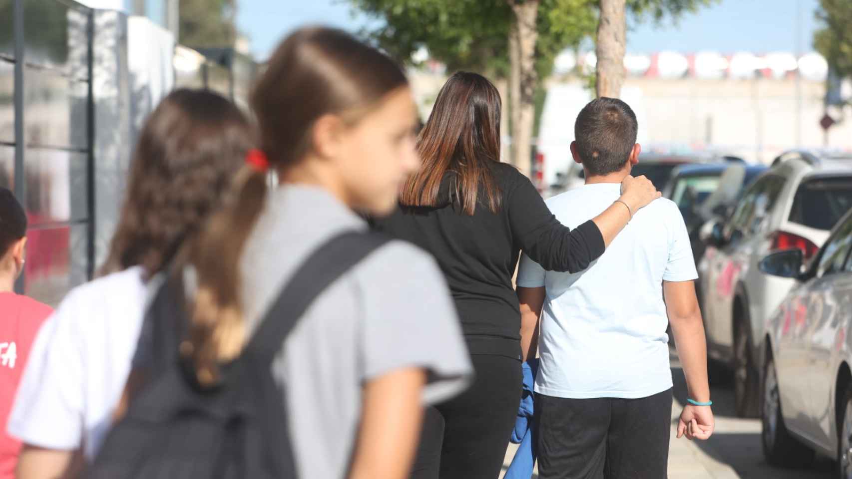 Imágenes del desalojo del instituto, con los padres recogiendo a los alumnos.