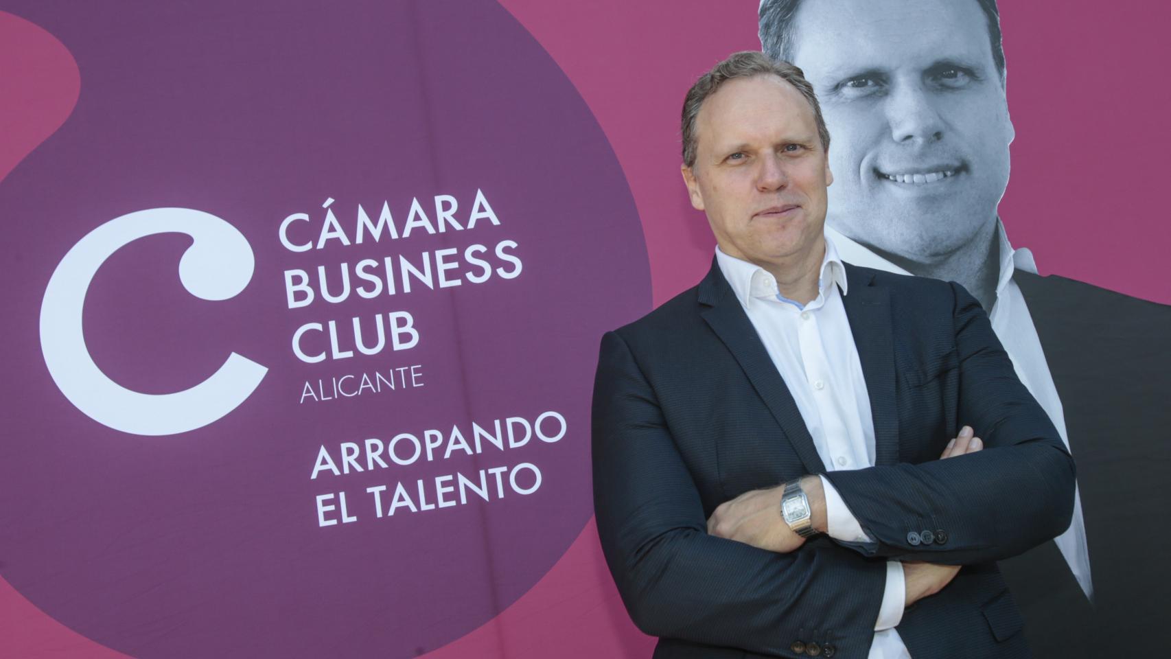 El empresariado alicantino copa la conferencia de Daniel Lacalle en el Cámara Business Club