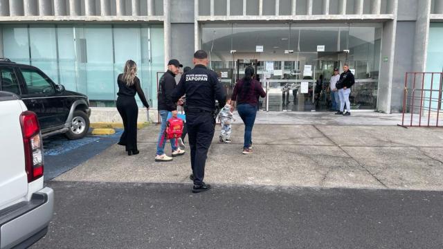 Un policía custodia la entrada de una guardería de Zapopán, en Jalisco.