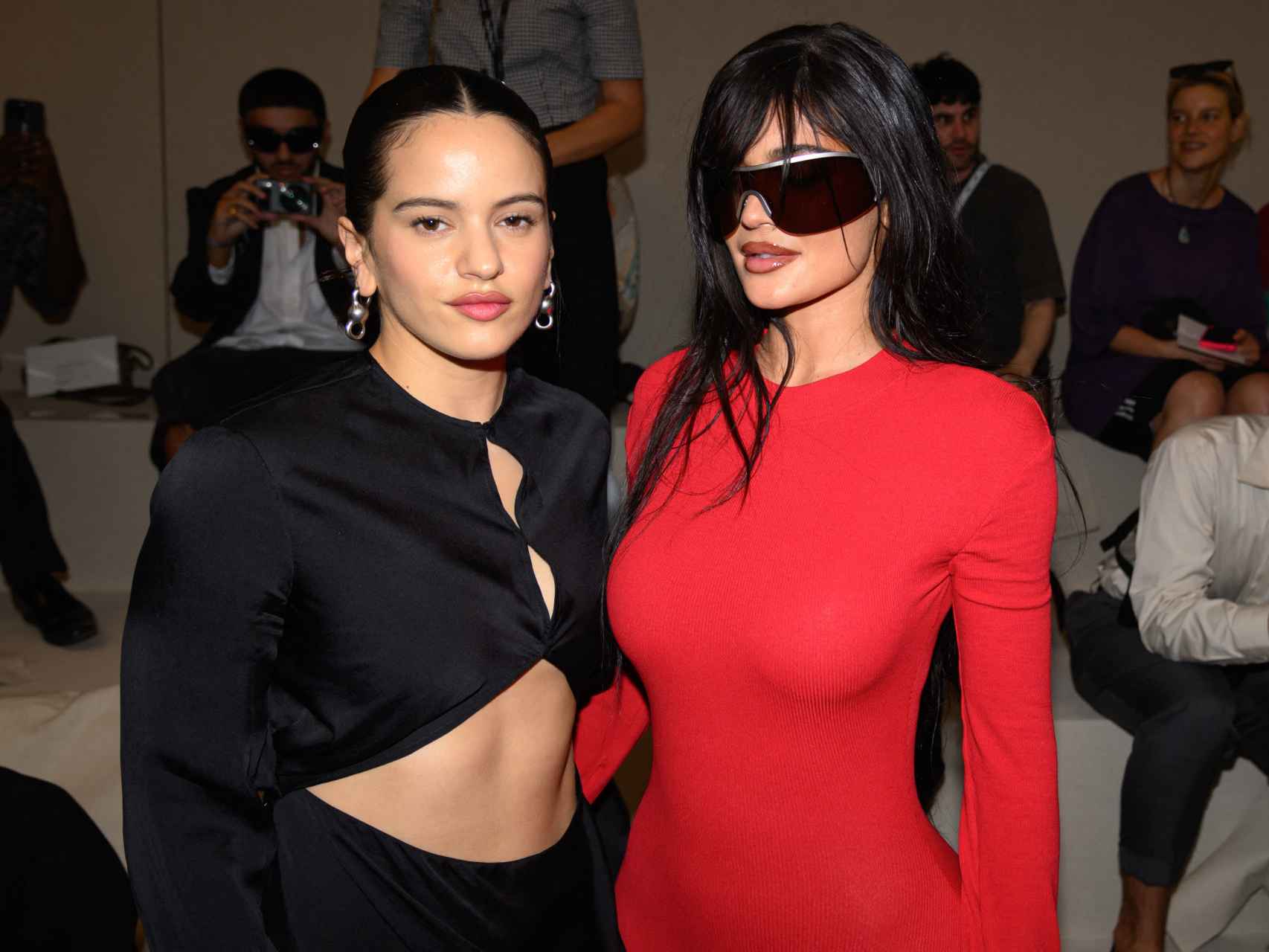 Rosalía y Kylie Jenner en el desfile de Acné Studios.