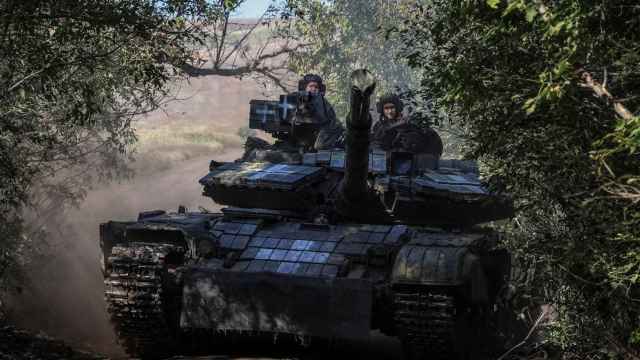 Militares ucranianos viajan en un tanque, en medio del ataque de Rusia a Ucrania, en la región de Donetsk.