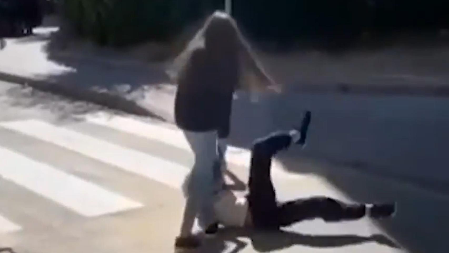 Momento en el que la agresora tira al suelo a la víctima.