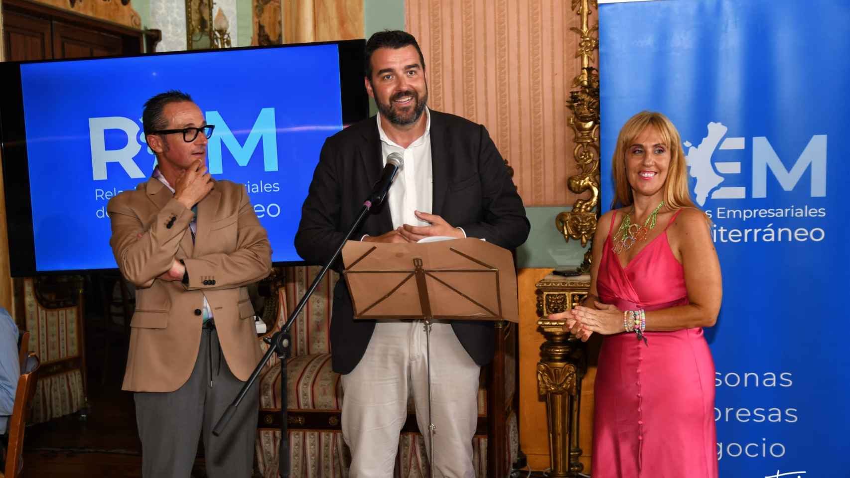 Sandra Torrichelli y Francisco Chico de Guzmán flanquean a José Mancebo (Patronato de Turismo Costa Blanca) en un acto de REM.