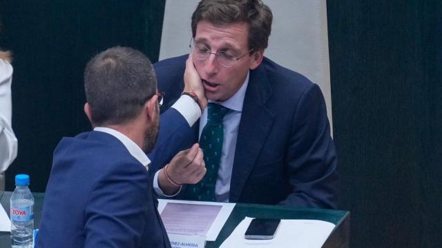 Momento en el que Daniel Viondi le toca la cara a Martínez-Almeida en el pleno de este jueves.