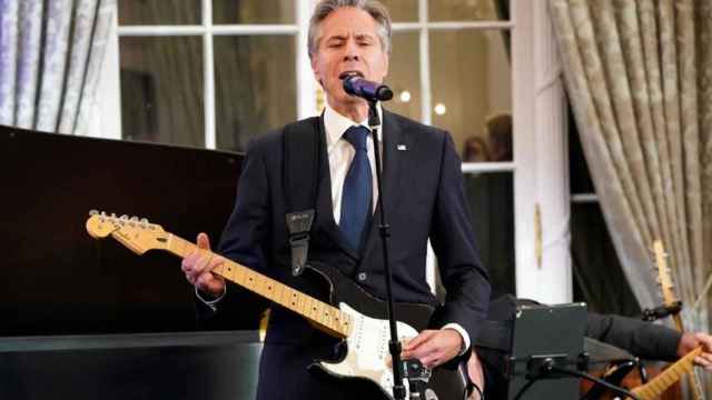 Antony Blinken, secretario de Estado de EEUU, sorprende cantando rock en un evento oficial