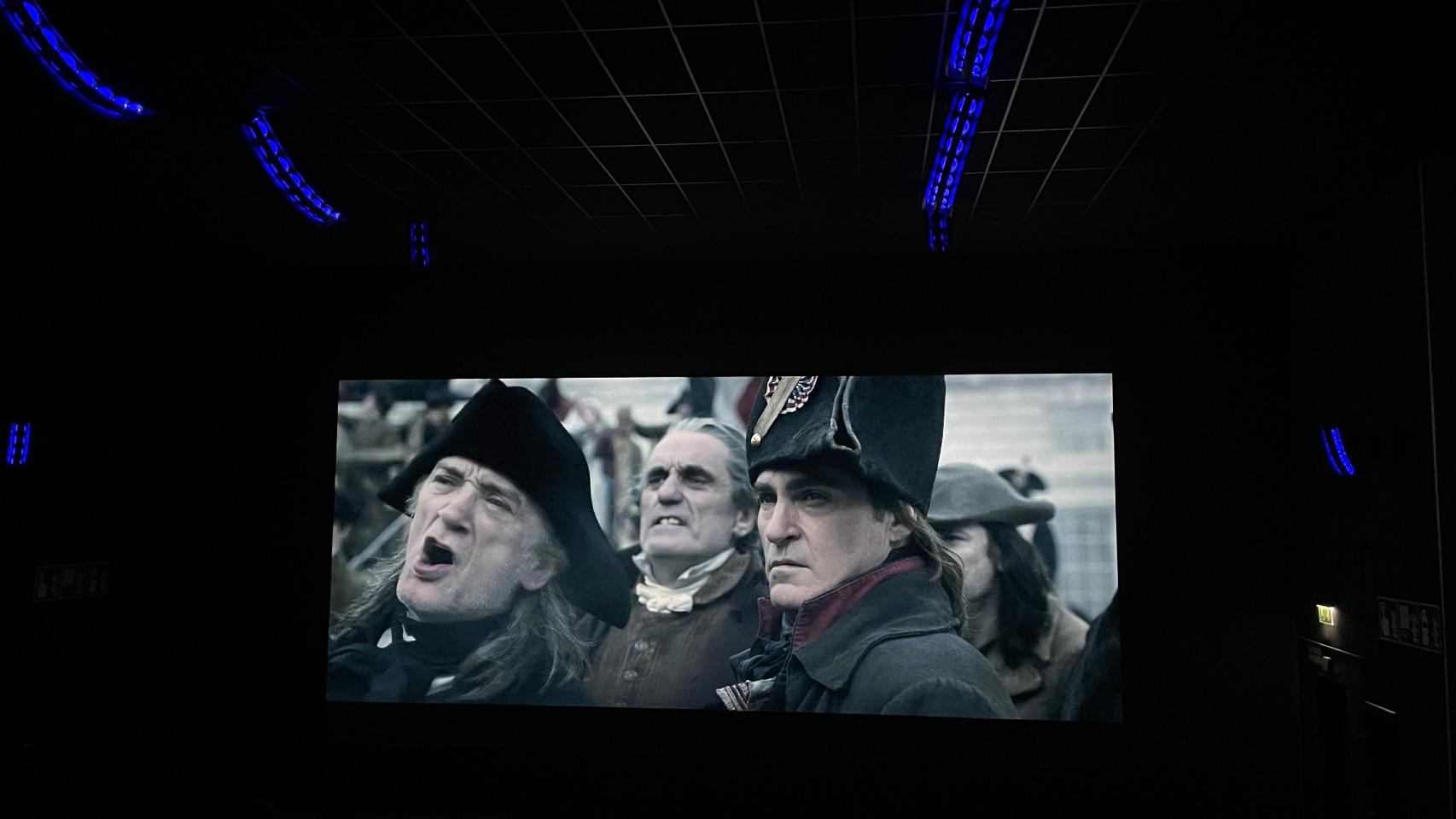 La sala de cine que jubila a los proyectores: una gran pantalla 4K de 10  metros y sonido que te envuelve