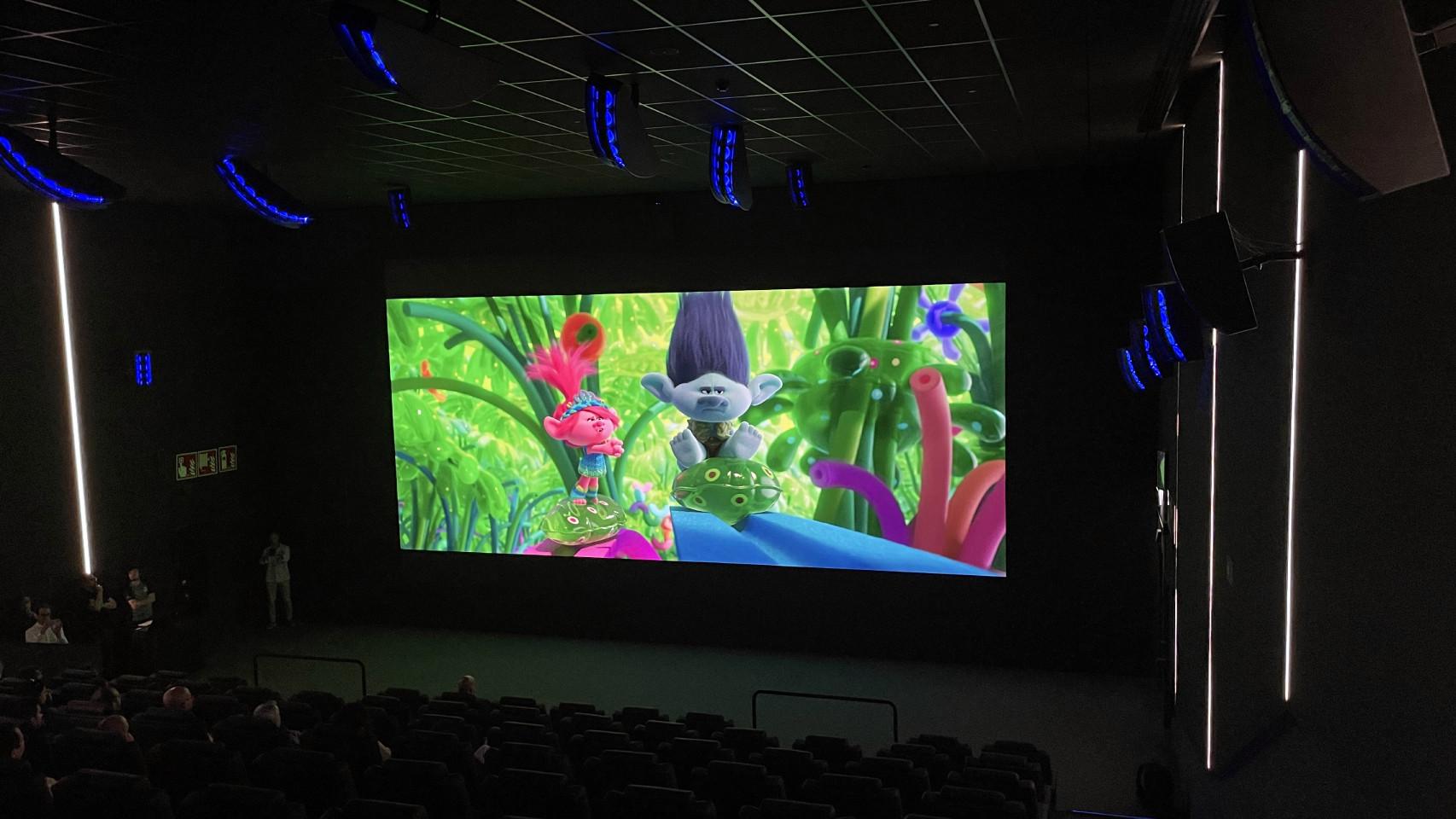 La sala de cine que jubila a los proyectores: una gran pantalla 4K de 10  metros y sonido que te envuelve