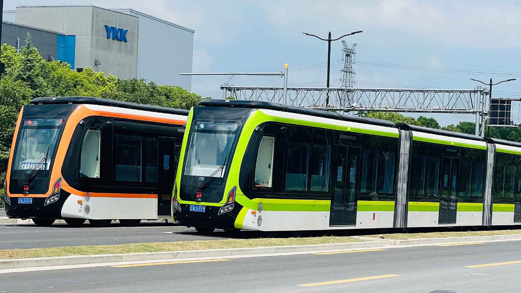 Los tranvías sin raíles que operan en Shanghai