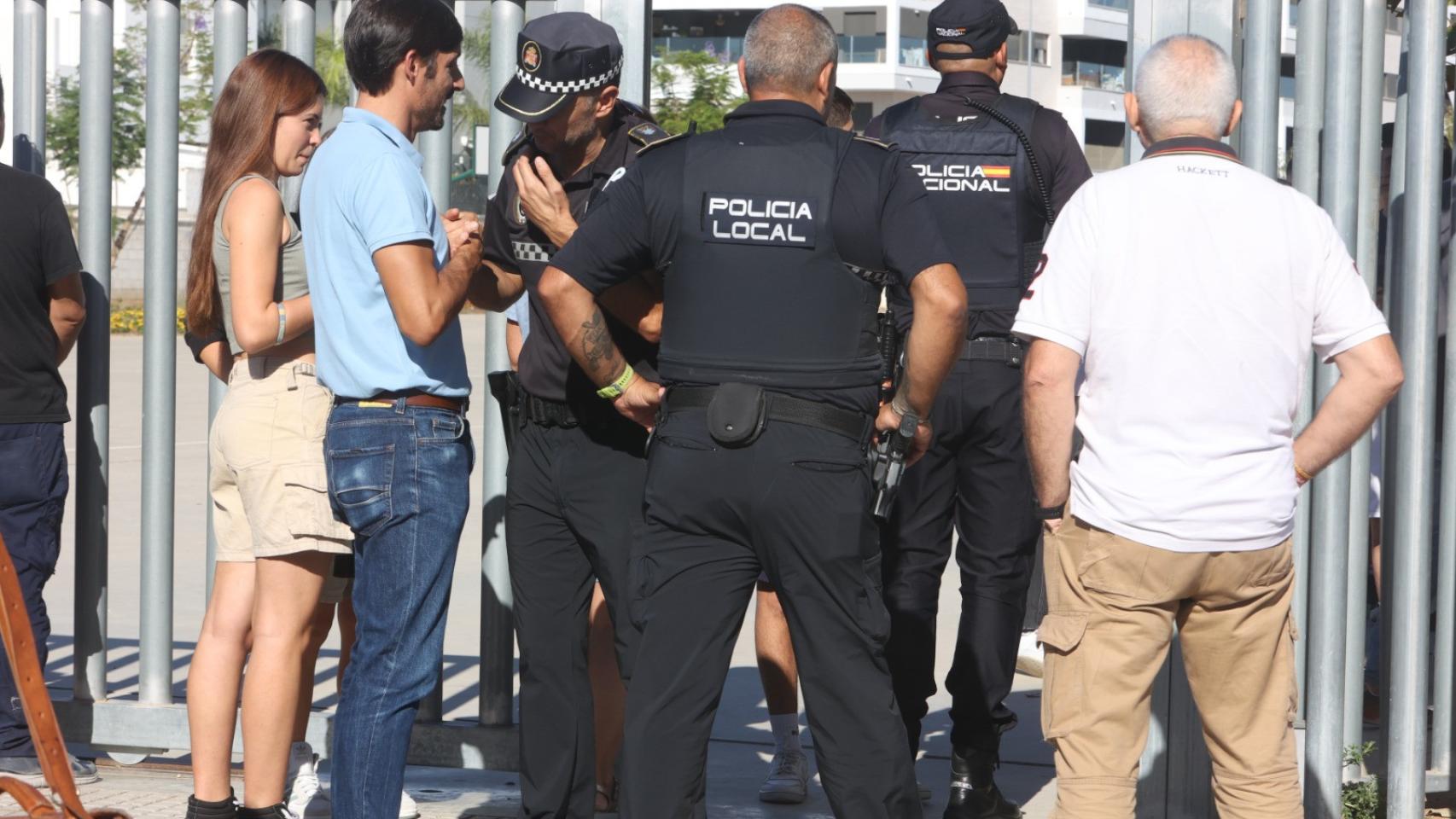 Agentes de la Policía Local y Nacional, en la puerta del centro educativo durante el desalojo.