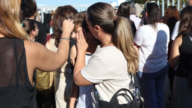 Los alumnos del Instituto de Educación Secundaria (IES) Elena García Armada de Jerez de la Frontera (Cádiz) salen del centro.