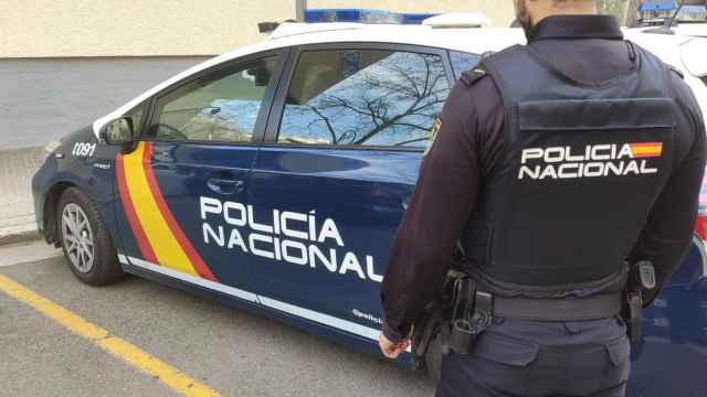 Un agente de la Policía Nacional junto a un coche en Ibiza