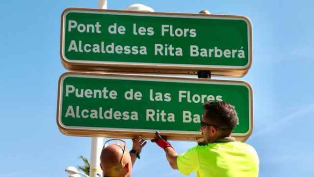 Dos operarios cambian el nombre del Puente de las Flores de Valencia. EE