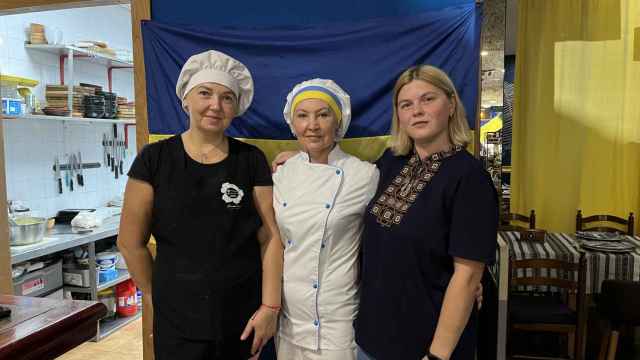 Eugenia Korenkova, camarera de 'Casa Ucraniana', junto a la propietaria y una cocinera a su izquierda.
