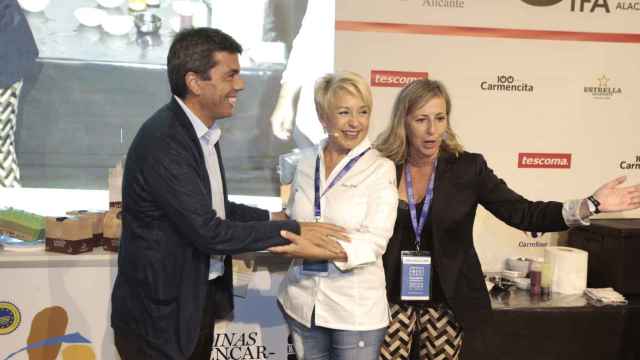 El presidente de la Generalitat Carlos Mazón, la chef Susi Díaz y la responsable de Alicante Gastronómica Gema Amor.