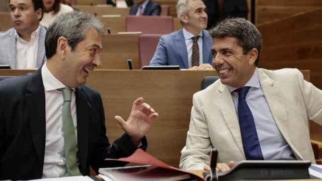 Vicente Barrera y el presidente Carlos Mazón en el pleno de Les Corts la pasada semana