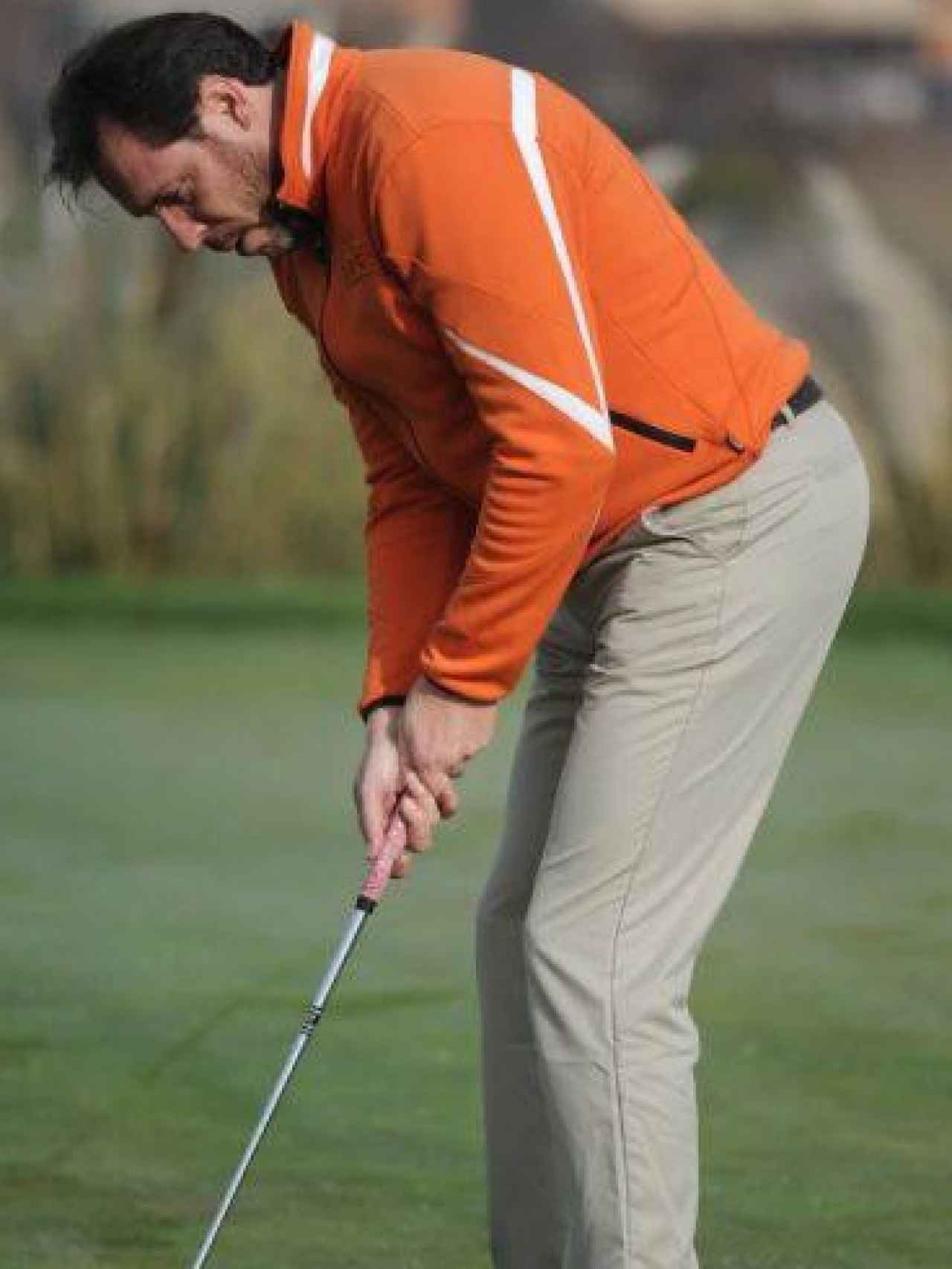 Óscar Puente jugando al golf