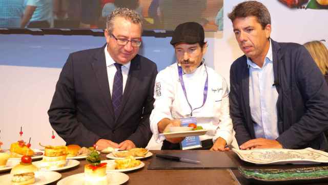 Toni Pérez y Carlos Mazón atienden a las indicaciones del chef del grupo Aurrerra.