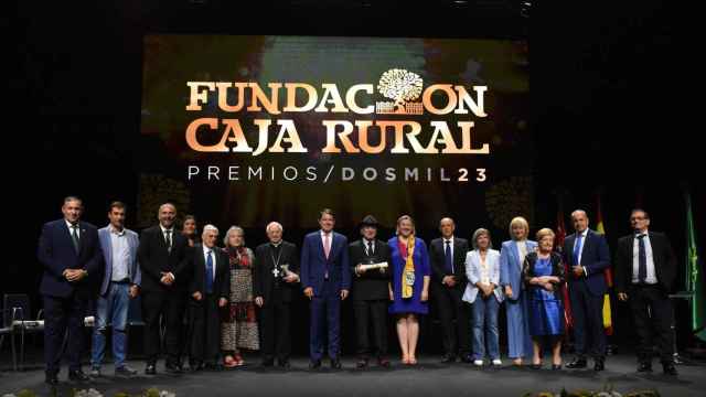 El presidente de la Junta de Castilla y León, Alfonso Fernández Mañueco con los premiados de la Fundación Caja Rural de Zamora
