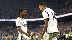Rodrygo y Joselu celebran un gol del Real Madrid frente a Las Palmas.